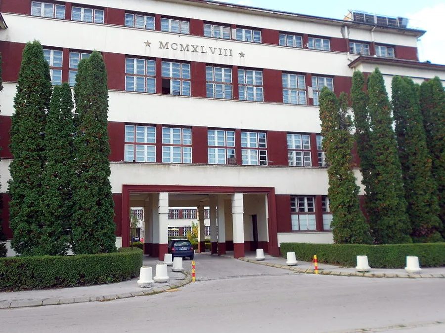 1024px Ei Holding Nis foto wikimedia Cveleglg