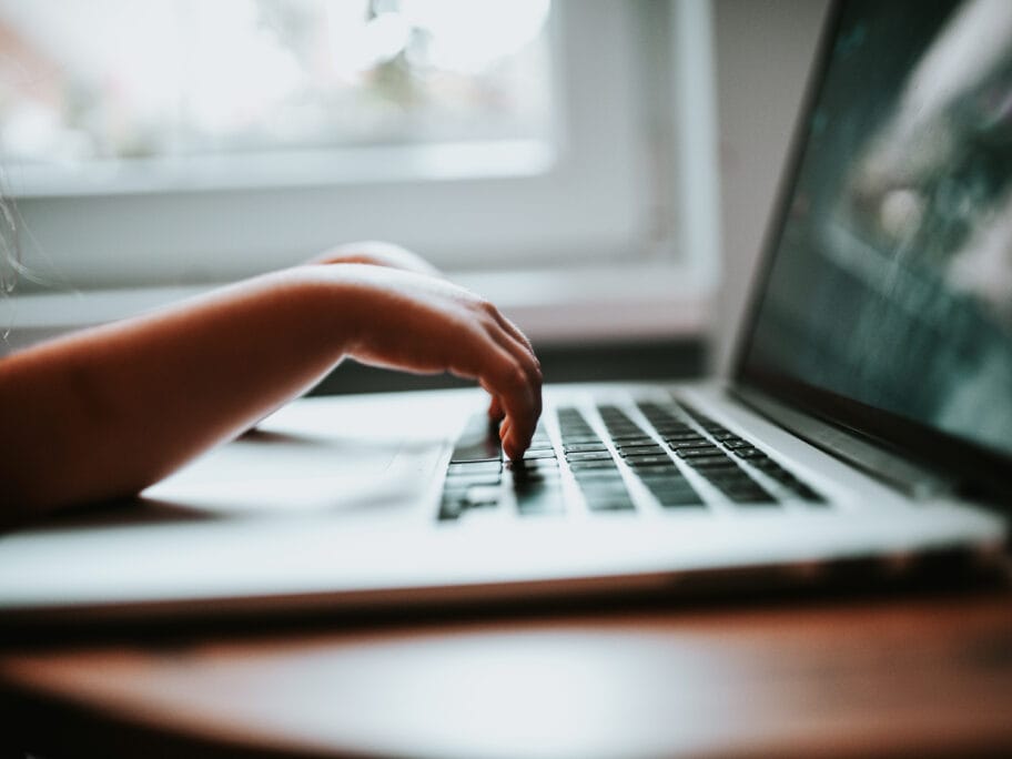 Počele prijave za školu preduzetništva za mlade u Nišu 15 Dete kuca lap top foto flickr Nenad Stojkovic