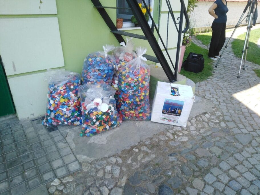 Devojčice iz vlasotinačkog sela 6 meseci same prikupljale čepove za pomoć Udruženju distrofičara 1 prikupljeni cepovi 1 scaled