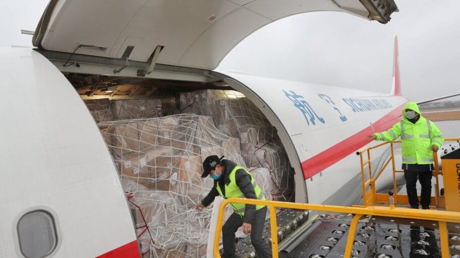 Korona virus: Za dostavu vakcine širom sveta biće potrebno 8.000 džambo-džetova 18 114306261 loadingcargo