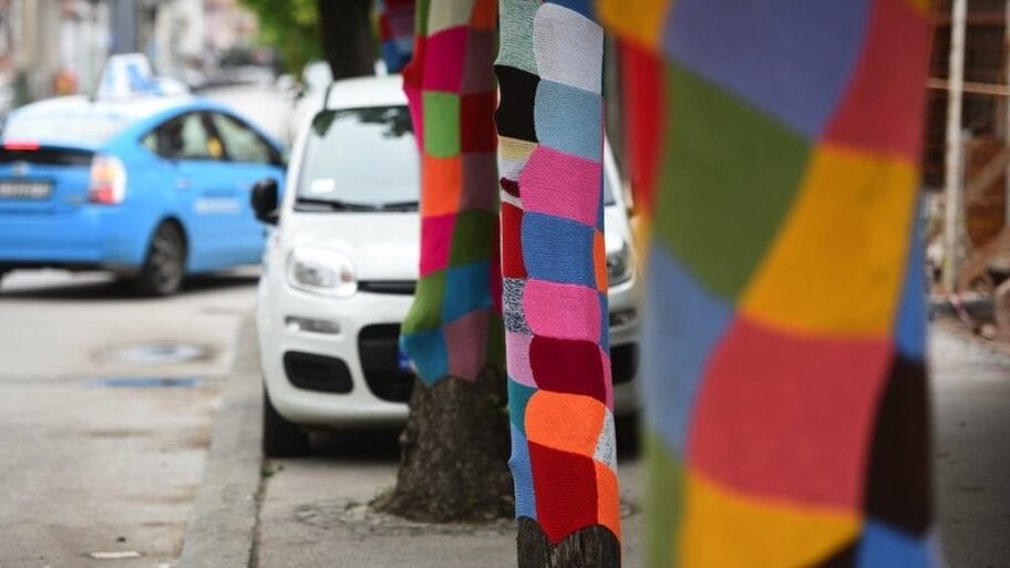 U fotografijama: Kako je drveće u Nišu obuklo heklane haljine 17 113948894 0246f2d0 7cfa 4aa7 acdd e90d56654ee8