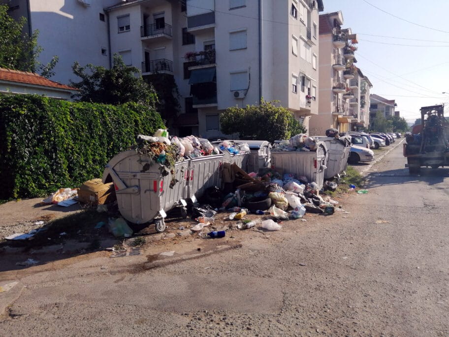 Novi kontejneri postavljeni kod OŠ "Čegar", a smeće i dalje svuda oko njih 2 Smece kod OS Cegar foto citalac