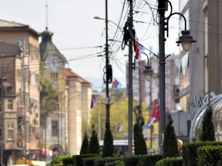 Niš obeležava Dan srpskog jedinstva postavljanjem zastava, niški naprednjaci povorkom vozila 16 zastave foto Vanja Keser