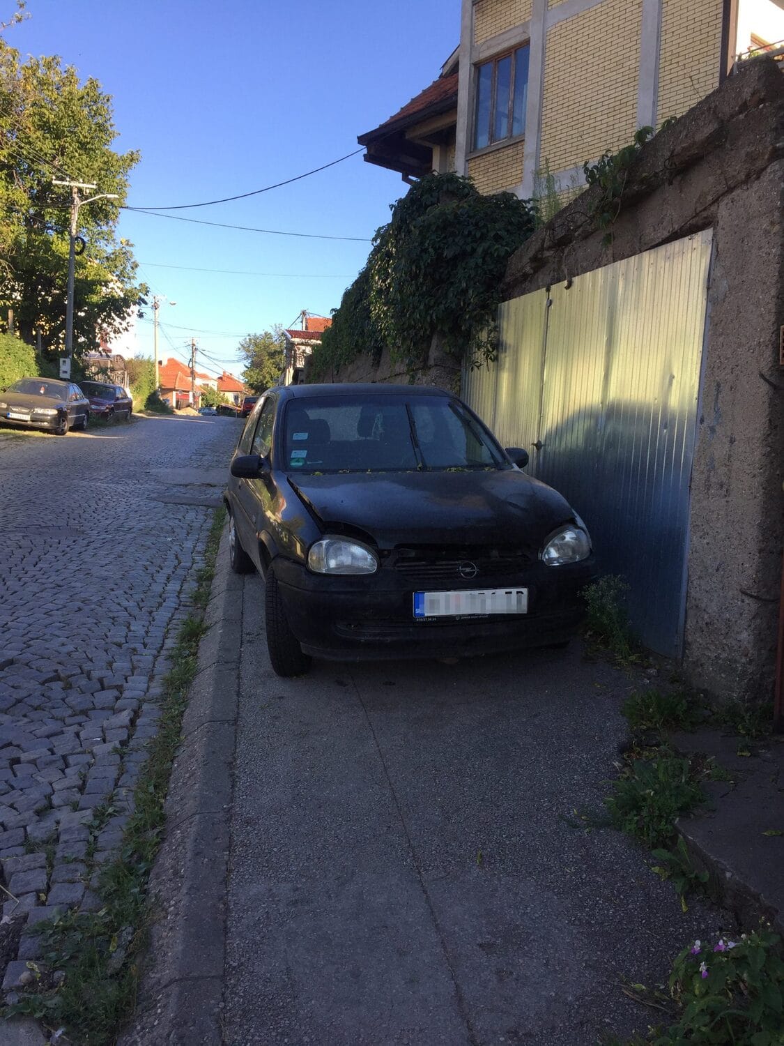 Kola na trotoaru foto čitalac