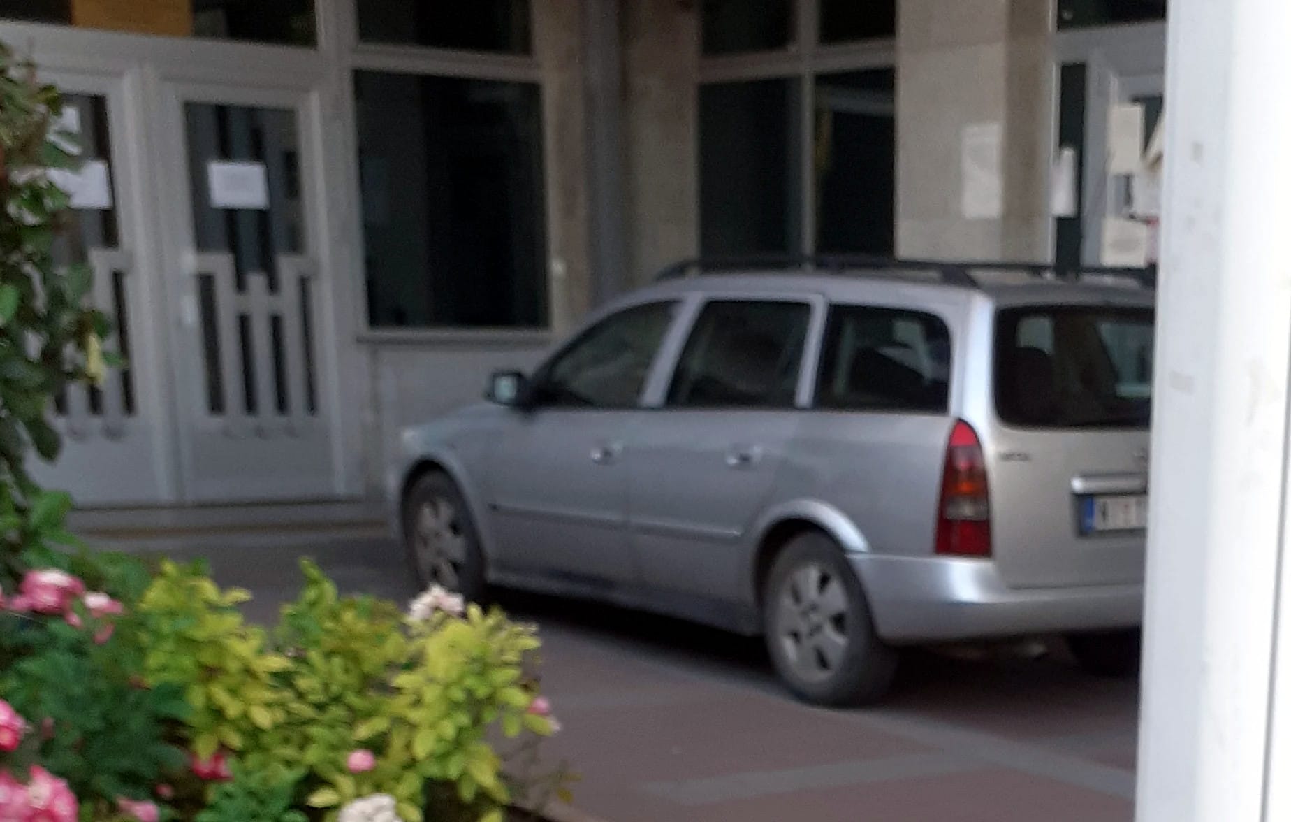 Kola prakirana ispred opštine