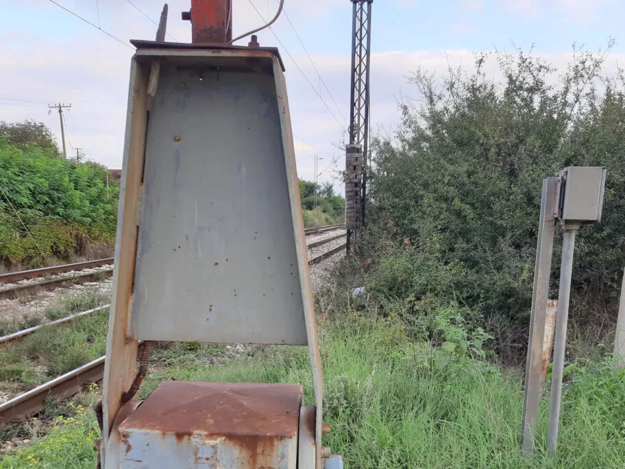Pružni prelaz u Vrtištu urastao u šiblje, meštani kažu da moraju da izlaze iz kola da provere ide li voz 8 Pruzni prelaz Vrtiste siblje foto citalac