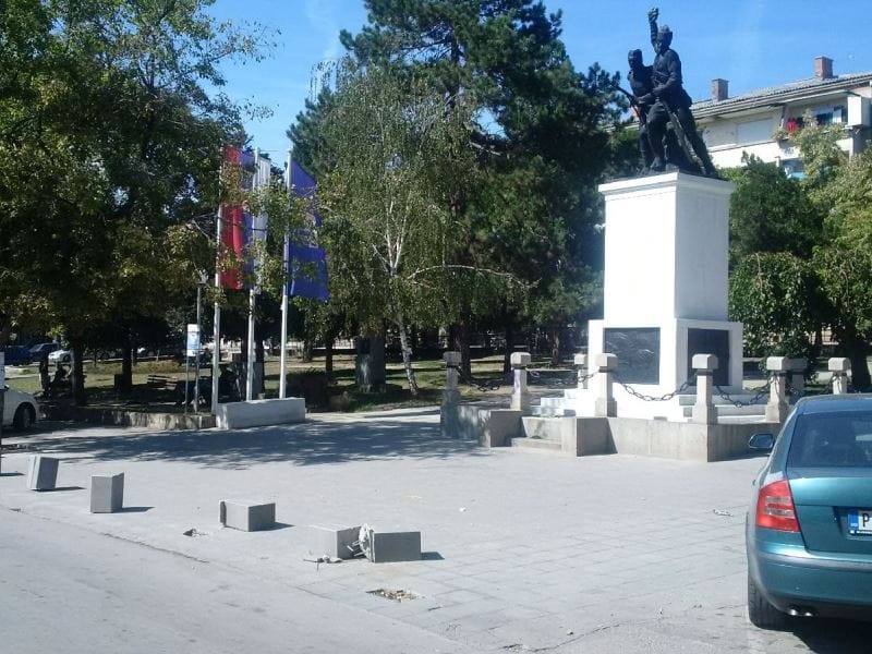 stubici ispred spomenika 1