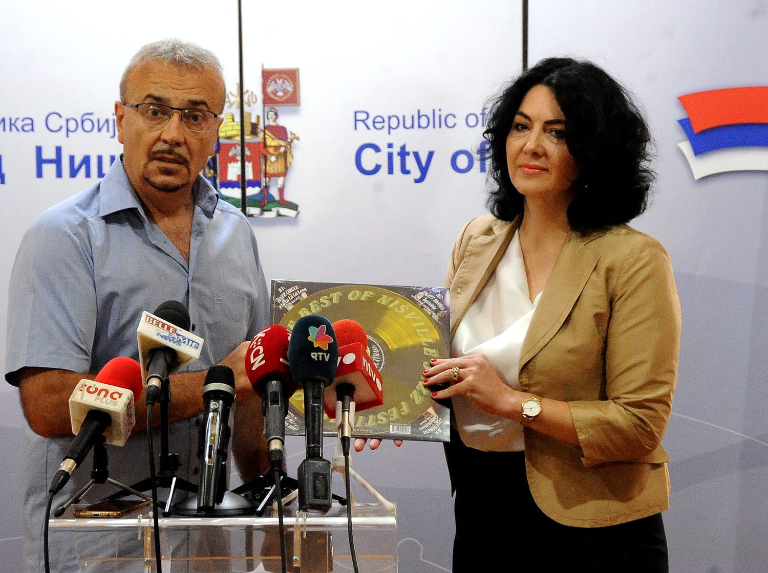 Ivan Blagojevic poklanja proslogodisnju plocu Nisvila FOTO Kokan Kamenov