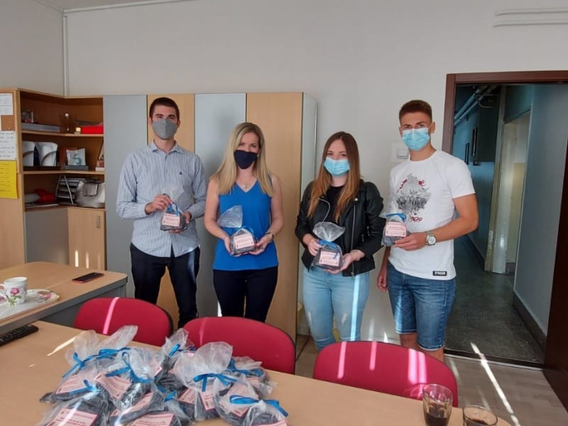 Akcija Rotarakta - zaštitne maske za 1.000 učenika u 7 niških škola 2 IMG 3cc8d2020980f655adf3e40a79113a72 V Cropped