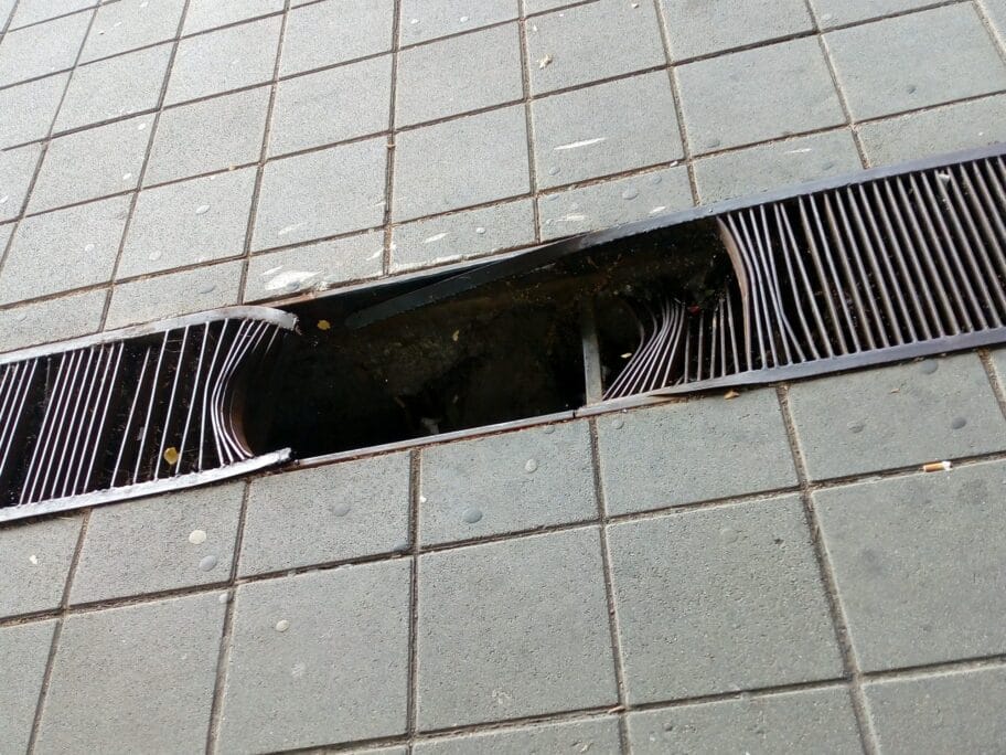 Rupa u resetkastom slivniku Trg patrijarha Pavla foto citalac scaled