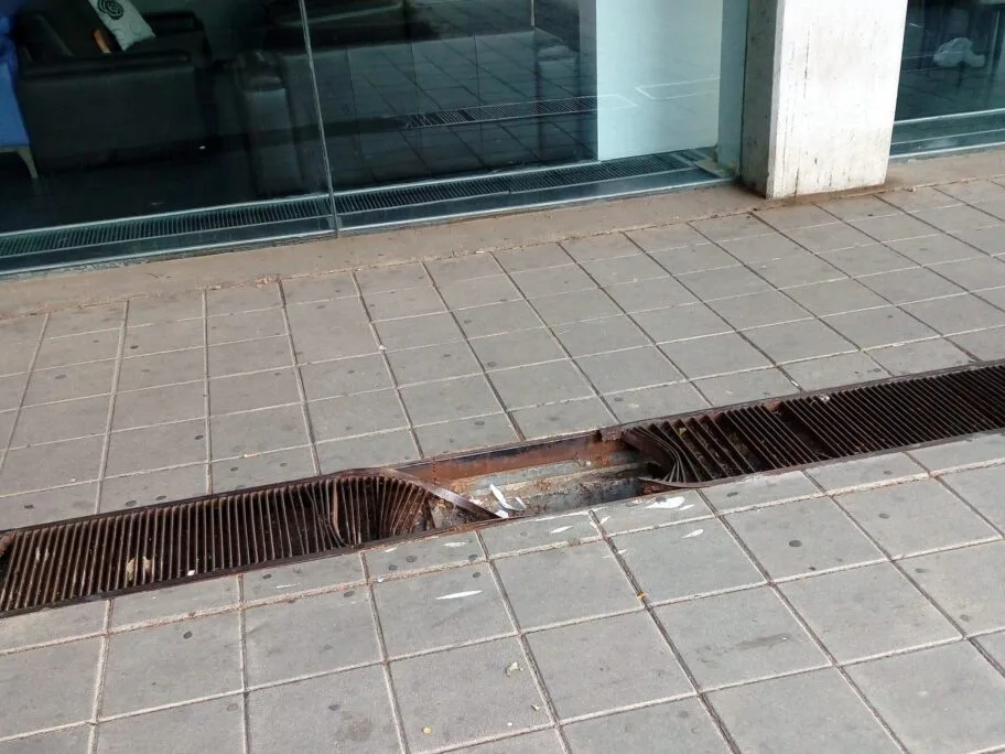 Rupa u slivniku nasred trotoara - iz Direkcije kažu Grad nije nadležan, "Simpo" preuzeo popravku 20 Rupa resetke trg patrijarha Pavla foto citalac scaled