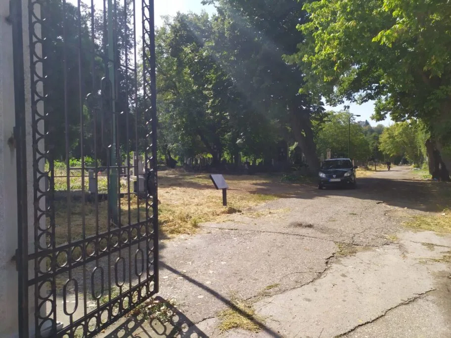 Promocija knjige o znamenitim Nišlijama u spomen-kompleksu na Starom groblju 14 Staro groblje septembar 2020 foto Juzne vesti Milica Jovanovic1 scaled