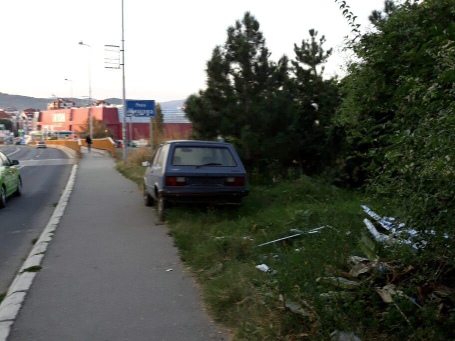 Napusteni automobil Proleterska ulica foto citalac scaled