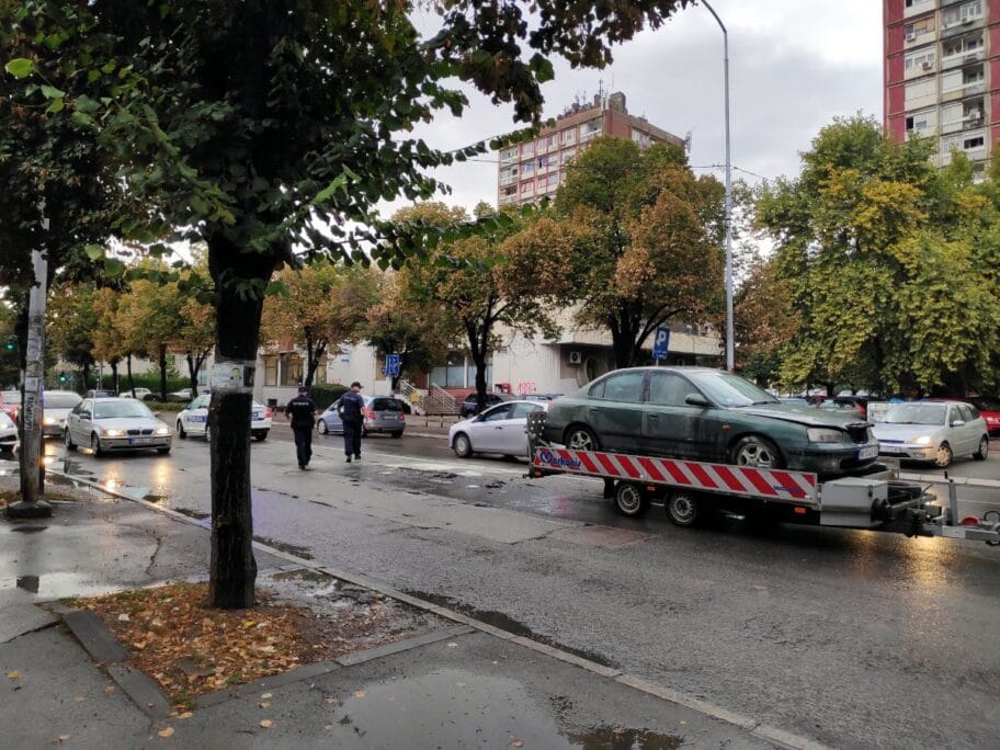 Izgoreo auto u pokretu foto JV