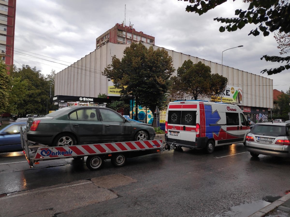 Izgoreo auto u pokretu Nis foto JV