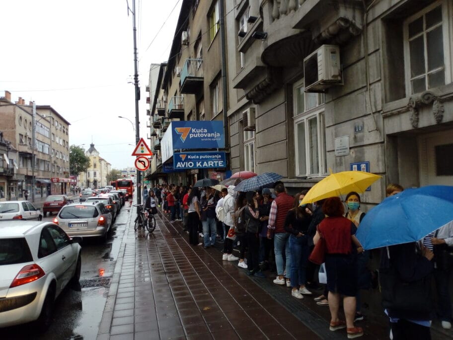 U Nišu danima redovi za đačke stipendije i kredite, roditelji tvrde da samo jedan službenik radi 2 red2 foto N M