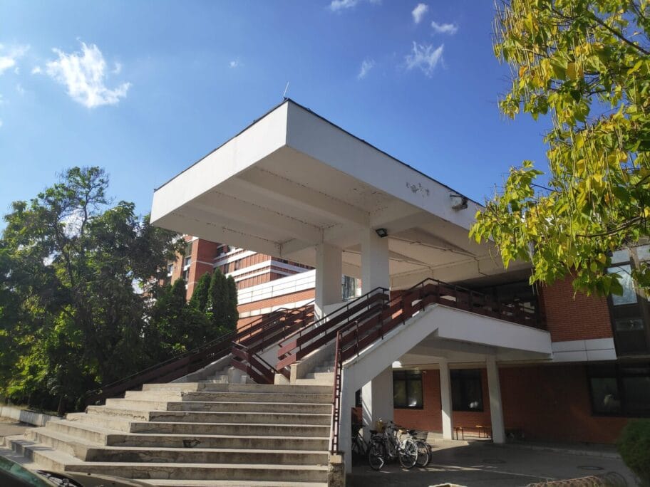 Petrović više nije direktor pirotske Bolnice, menja ga internista i naprednjak Stojanović 3 bolnica po foto lj f scaled