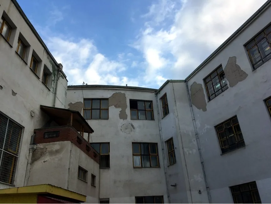 Obrušava se fasada škole u Nišu, direktor kaže da nemaju novac da je saniraju 16 Fasada OS Kralj Petar Prvi 1 foto citalac Prijavi problem