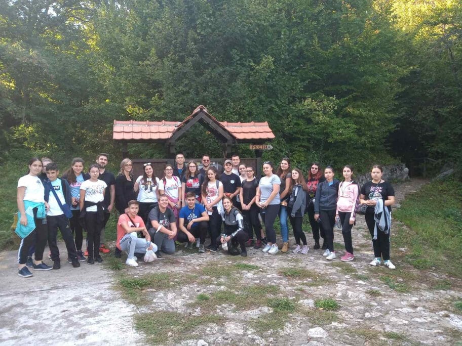 slika izlet osnovci u prirodi NIIT A B