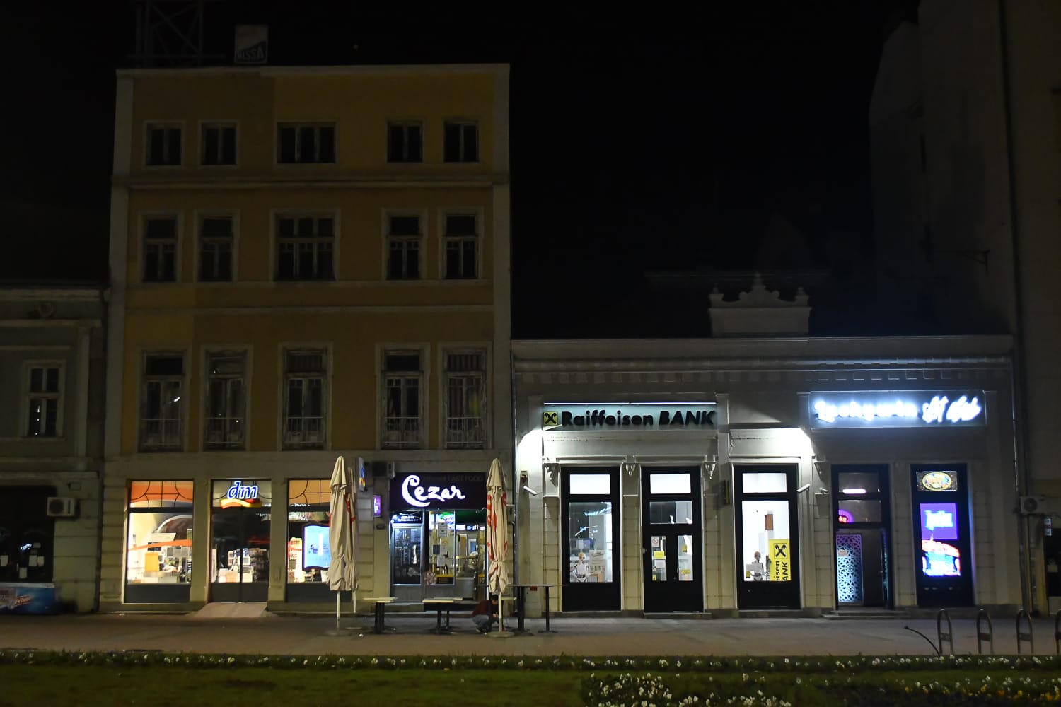 Niš noću prazan Trg kralja Milana