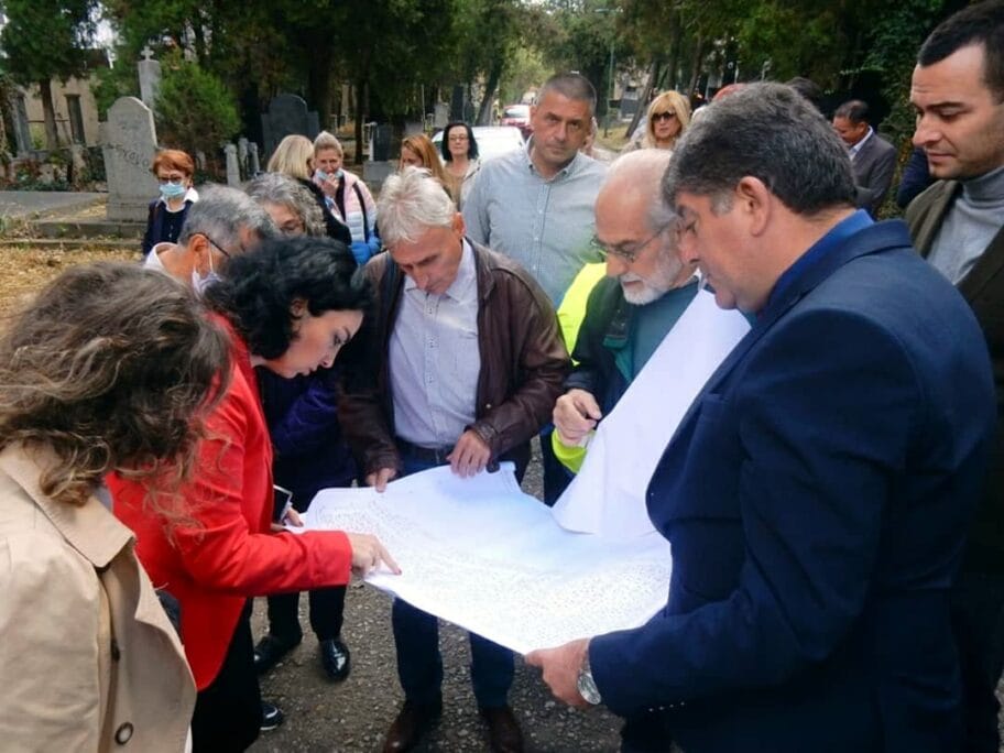 Obilazak Starog groblja bez maske foto Twitter Gradonacelnica