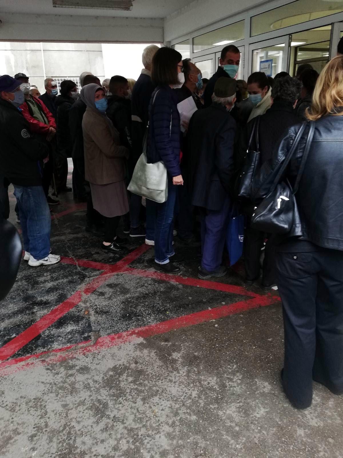 Guzva ispred ambulanti, oktobar 2020; foto: citalac