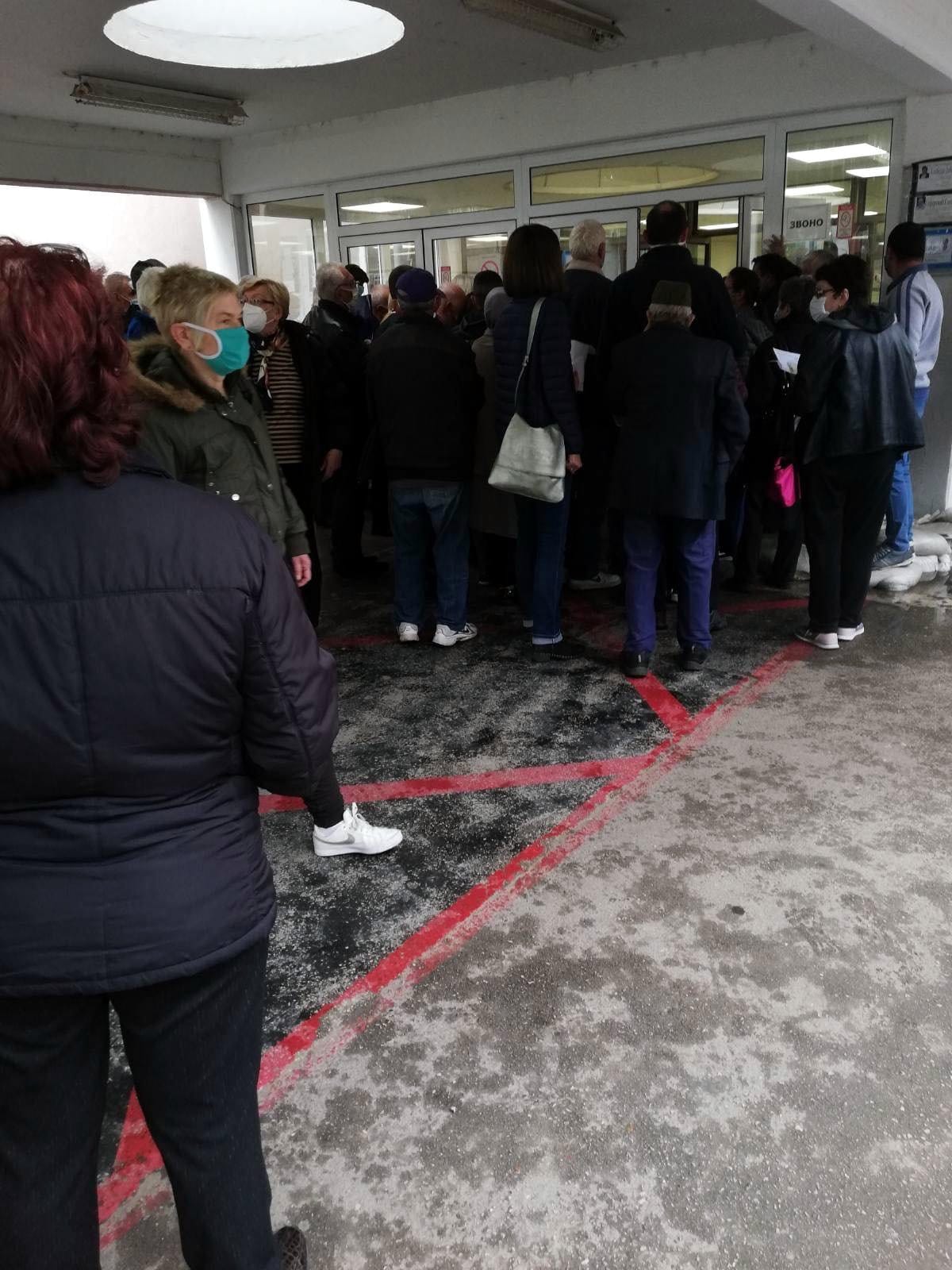 Guzva ispred ambulanti 2, oktobar 2020; foto: citalac