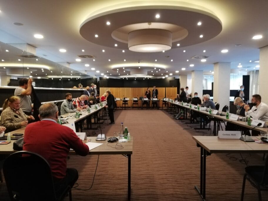 Okrugli sto foto T T scaled