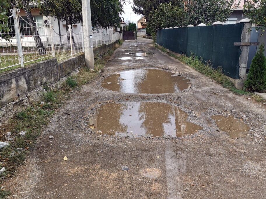 Rupe u Popovackoj ulici u Novom selu 1 foto citalac Prijavi problem