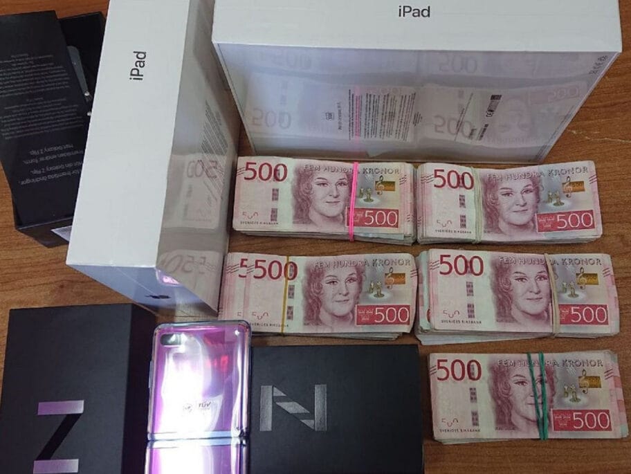 Nova zaplena na Gradini - srebrnjaci, novac, telefoni i tableti 17 tableti mobilni i krune foto Uprava carina