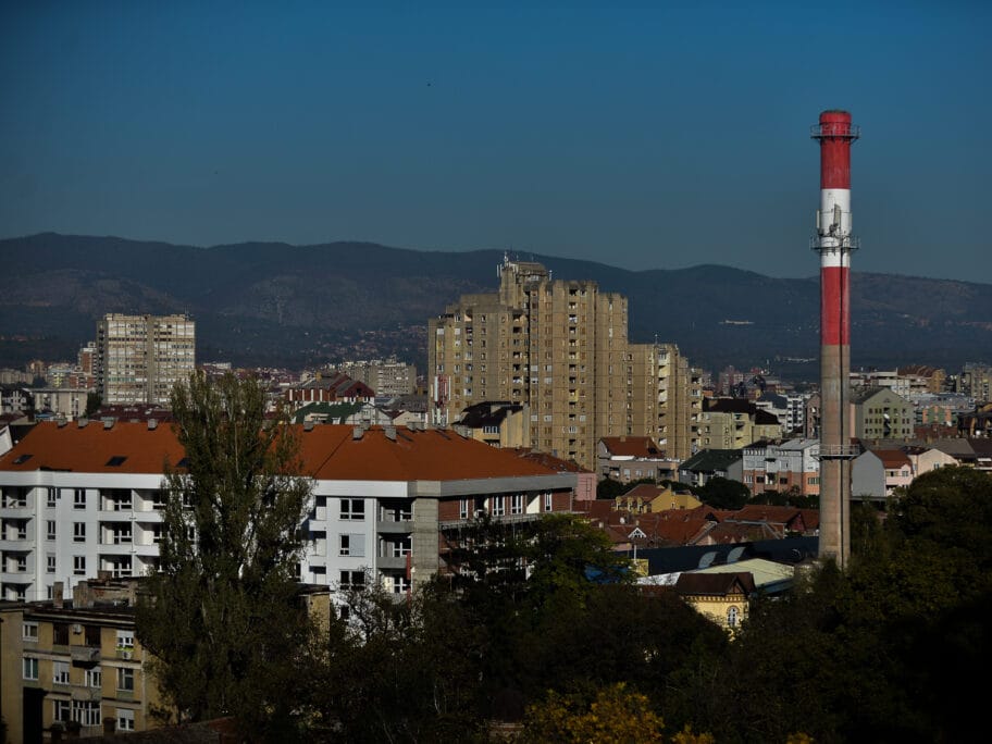Građani se žale na hladne stanove, Toplana poziva na ugradnju kalorimetara i obraćanje upravniku 9 Zagadjenje dimnjak Nis oktobar 2020 foto Juzne vesti Vanja Keser2