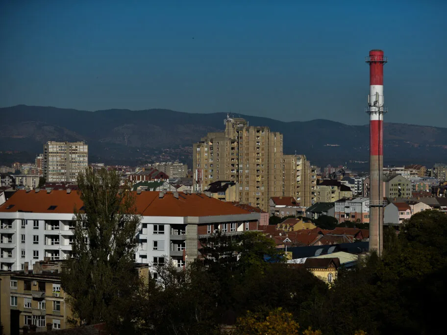 Građani se žale na hladne stanove, Toplana poziva na ugradnju kalorimetara i obraćanje upravniku 3 Zagadjenje dimnjak Nis oktobar 2020 foto Juzne vesti Vanja Keser2