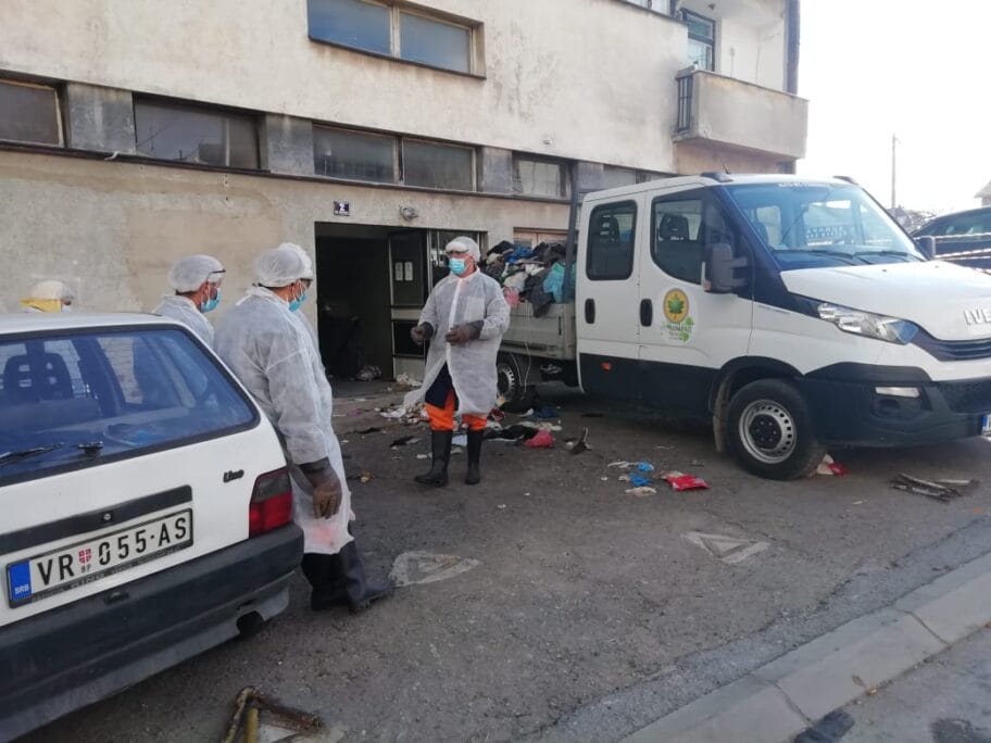 U stanu u Vranju pronađen leš, policija ne može do njega zbog gomile smeća 8 Smece les Vranje novembar 2020 foto Juzne vesti Milica Dejanovic1