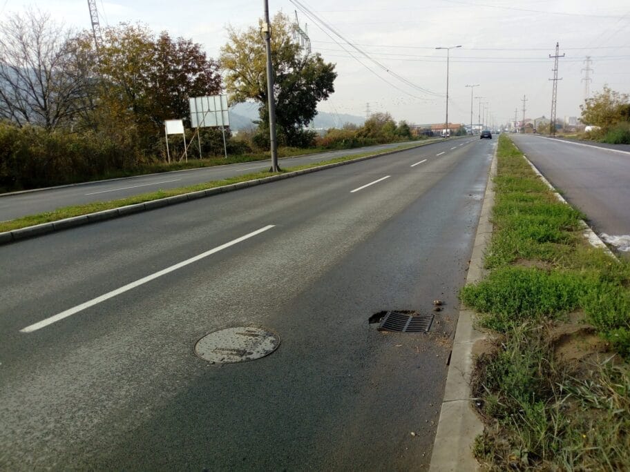 Nebezbedni šahtovi na putu kod naselja Nikola Tesla i udarne rupe u Mokranjčevoj krive felne i cepaju gume 20 IMG 20201103 104323 scaled