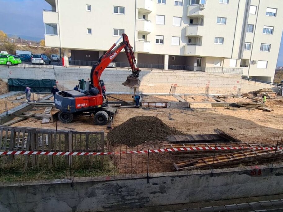 Izgradnja izmedju zgrada Pantelej foto citalac