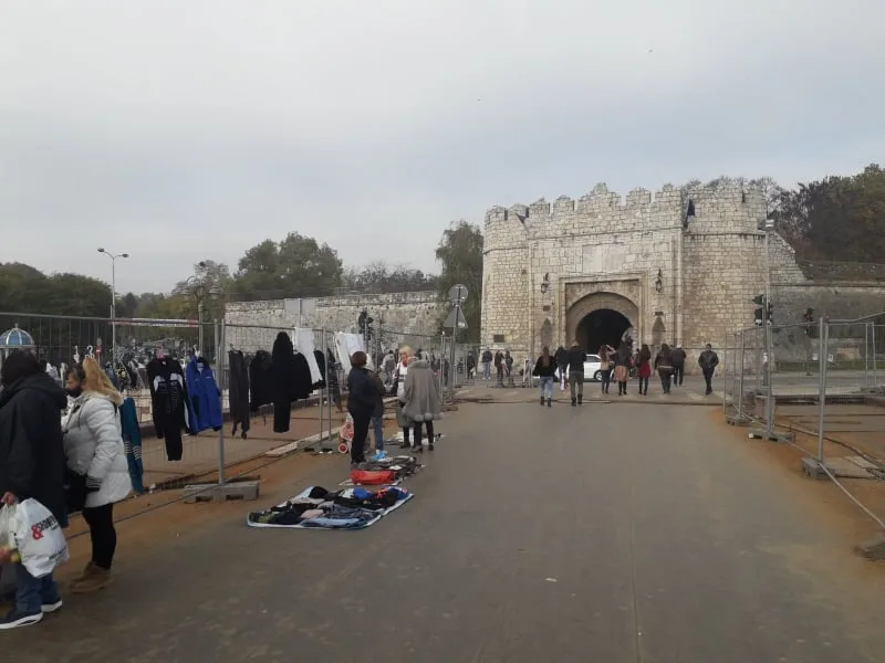 Foto-vest: Prodaja garderobe na mostu koji se rekonstruiše 4 ulicna prodaja foto M I