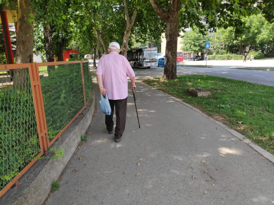 stariji covek setnja foto Ljubica Jocic