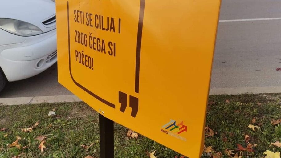 Srednjoškolke niške ulice ukrasile motivacionim porukama, neke od tabli posle dva dana uništene 12 tabla fotoNais Memories