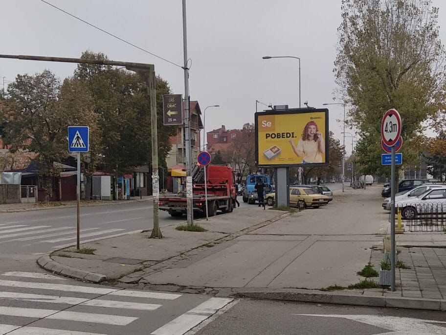 "Pauk" nosi automobile u Knjaževačkoj, građani kažu parkirali tu 10 godina i pitaju zašto kazne sada 16 Pauk 1