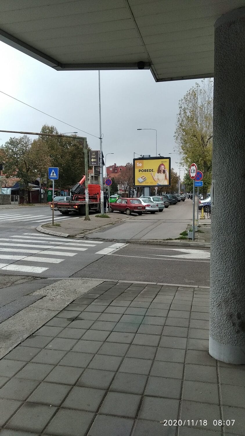 pauk diže automobile kod Niteksa