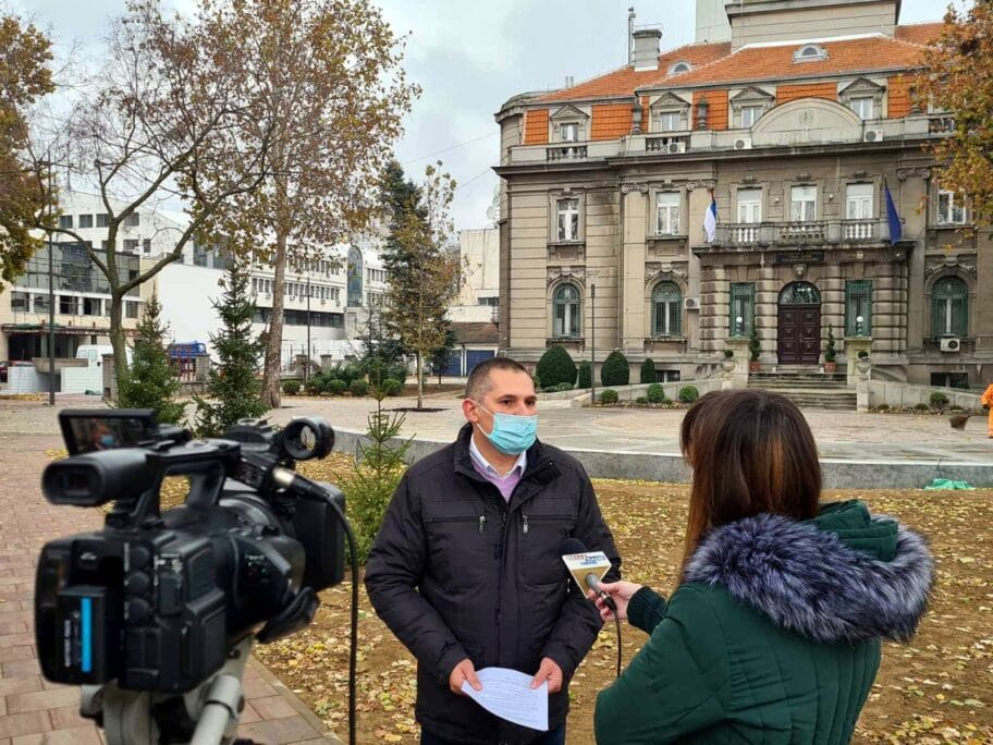 Miodrag Stankovic ispred Gradske kuce foto Nis moj grad
