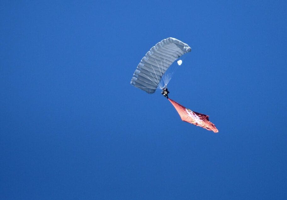 Iz Niša zastava 63. padobranske brigade krenula na put oko sveta 19 otvoreni dan1 vanja keser