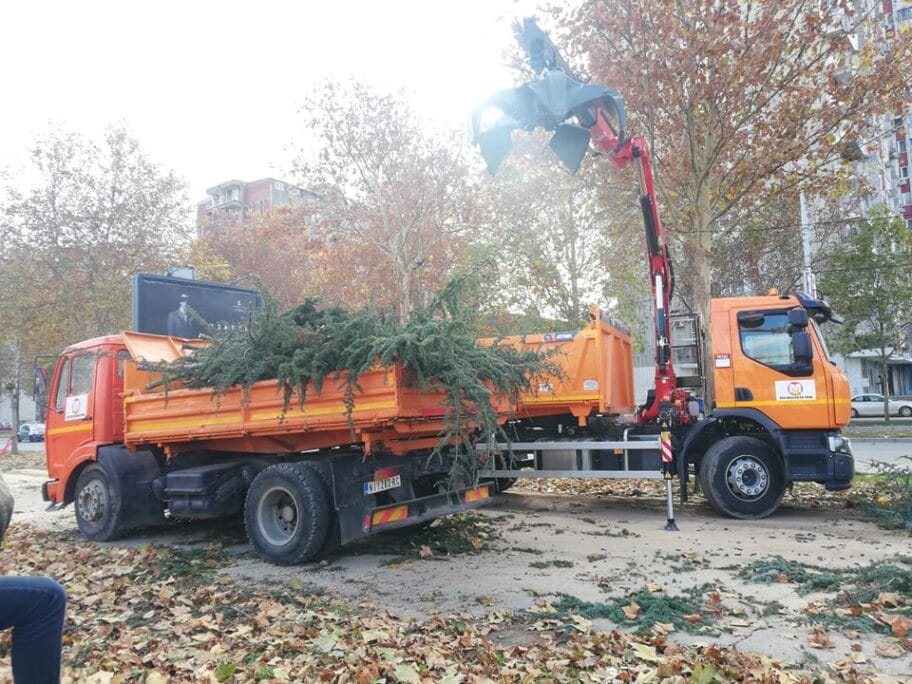 Još jednu samohodnu traktorsku kosačicu bi da kupi niška "Mediana", ovu za oko 30.000 evra 3 kedrovi8 foto T T