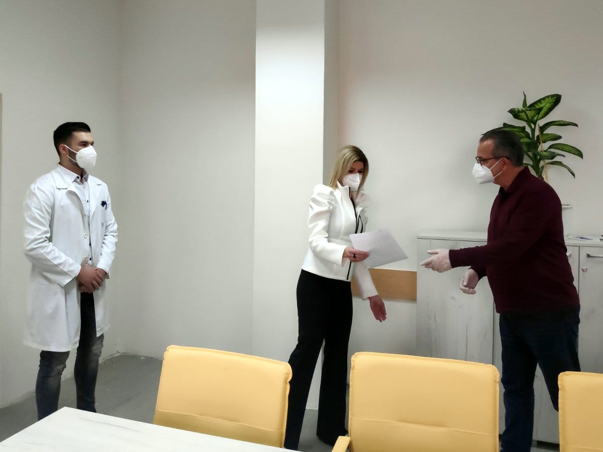 Ugovori za medicinare KC Niš 2; foto: JV