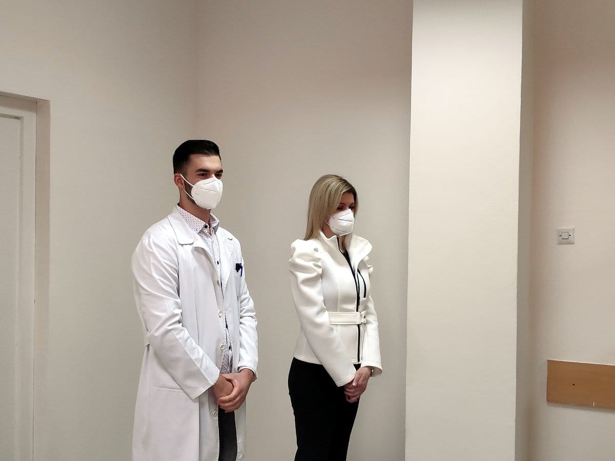 Ugovori za medicinare KC Niš 1; foto: JV