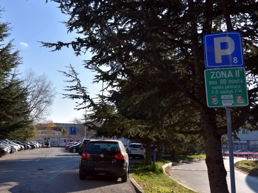 Parkiranje kod hale foto Parking servis Nis