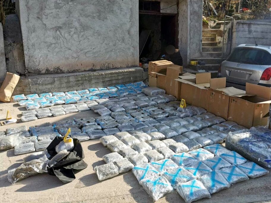 Više od 200 kg marihuane zaplenjeno u kući 72-godišnjaka u okolini Niša 15 Zaplena 220 kg marihuane Nis foto MUP