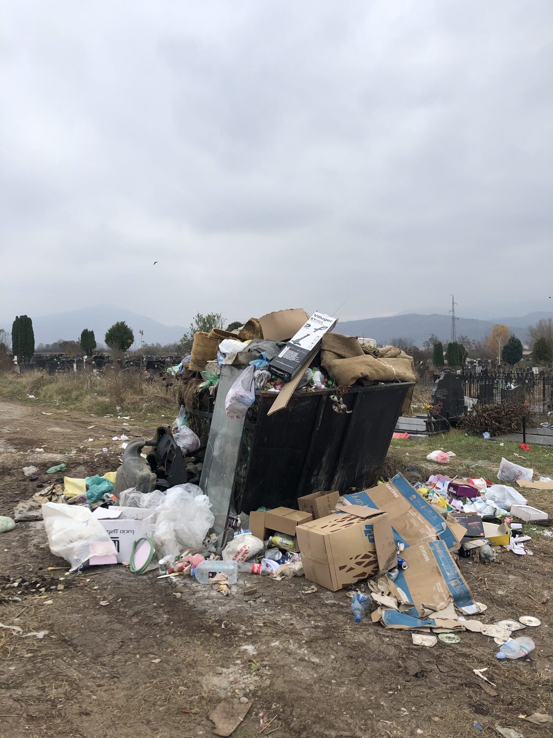 smeće na Vrežinskom groblju