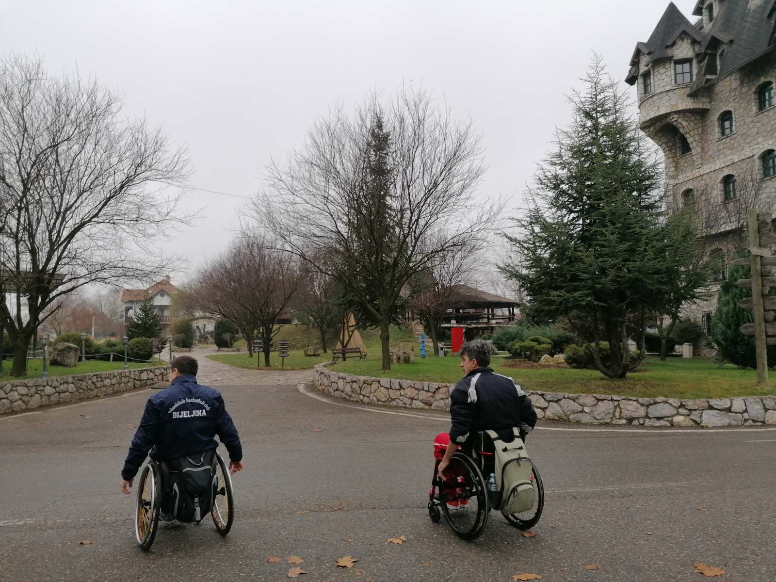 Boris Cvjetković vodi delegaciju KKK Nais kroz Etno selo Stanišići