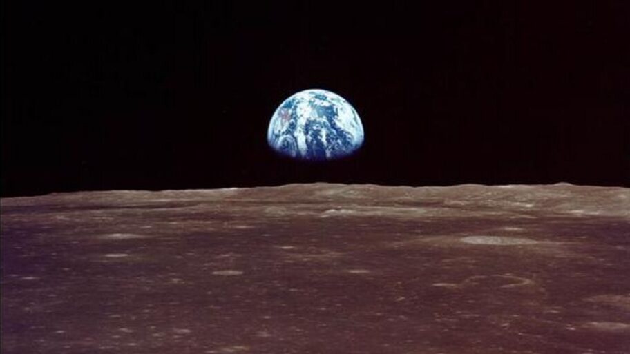 116123028 zemljamesecelvisbbc